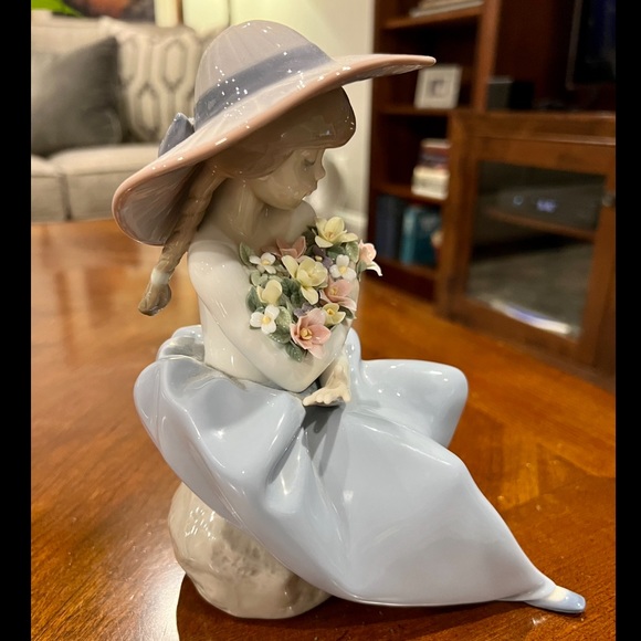 Lladro 5862 Fragrant Bouquet - retired piece- New Condition. - Picture 4 of 8